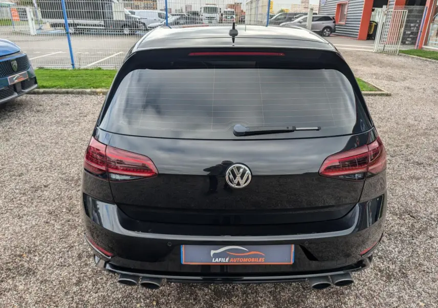Vue arrière d'une Volkswagen Golf noire 2.0 TSI R 4Motion avec double sortie d'échappement et feux arrière LED sombres.