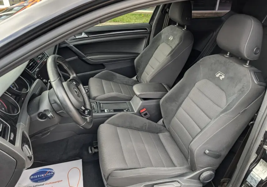 Vue intérieure côté conducteur d'une Volkswagen Golf R 2017 noire avec sièges sport en tissu et alcantara siglés "R"