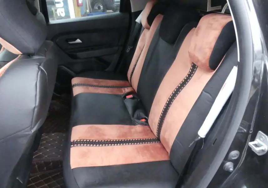 Vue intérieure côté droit sur la banquette arrière du Dacia Duster 2023 noir avec sellerie spécifique Extreme bicolore.