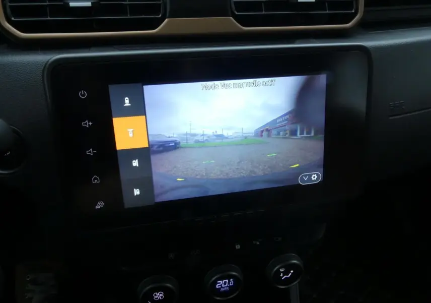 Écran tactile intérieur du Dacia Duster 2023 montrant la caméra multivues en mode manuel, avec tableau de bord noir.