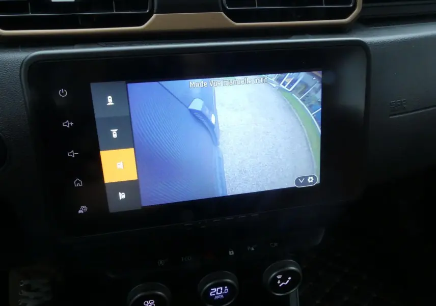 Écran central du tableau de bord du Dacia Duster noir montrant la caméra multivues côté gauche en marche.