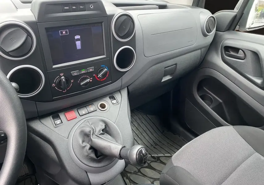 Vue intérieure côté passager du tableau de bord et levier de vitesses manuel du Citroën Berlingo blanc 2018.