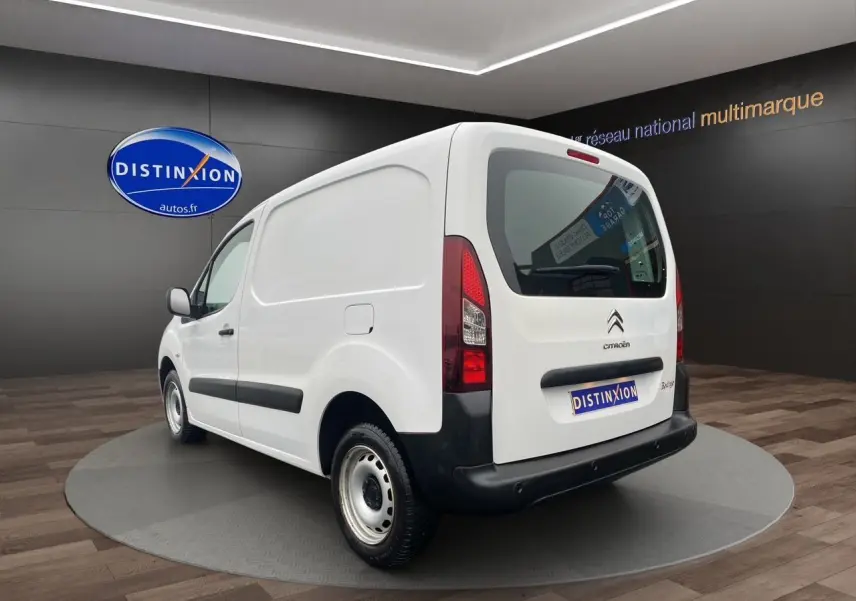 Vue 3/4 arrière droite du Citroën Berlingo blanc 2018 version Van M BlueHDi, avec pare-chocs noirs et vitres arrière teintées.
