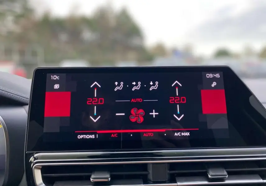 Écran tactile central du tableau de bord du Citroën C5 Aircross 2025 affichant la climatisation bi-zone à 22°C.