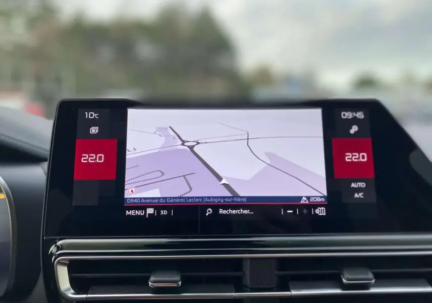 Écran tactile 10'' du système de navigation du Citroën C5 Aircross 2025, vue rapprochée de l'intérieur.