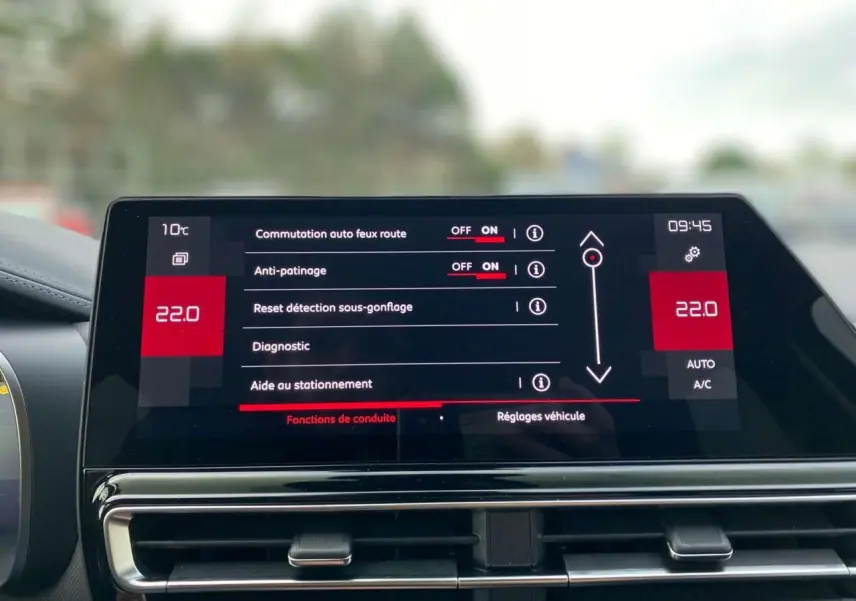 Écran tactile 10 pouces du tableau de bord du Citroën C5 Aircross 2025 affichant les réglages de conduite et climatisation.