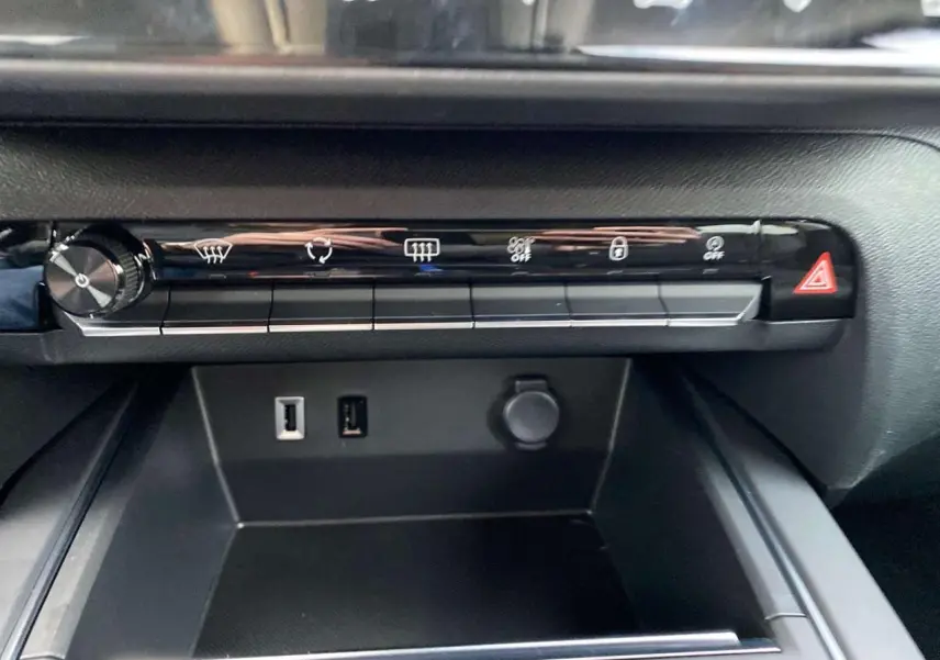 Détail de la console centrale du Citroën C5 Aircross 2025, avec commandes climatisation et ports USB visibles.