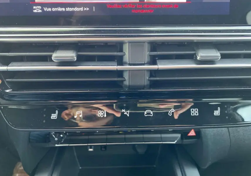 Vue rapprochée de la console centrale du Citroën C5 Aircross gris platinium, avec commandes tactiles et aérateurs horizontaux.