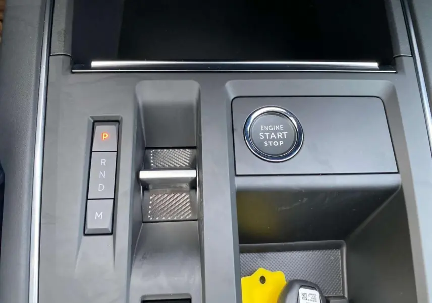 Gros plan sur la console centrale du Citroën C5 Aircross 2025, avec bouton start/stop et commande de boîte automatique.