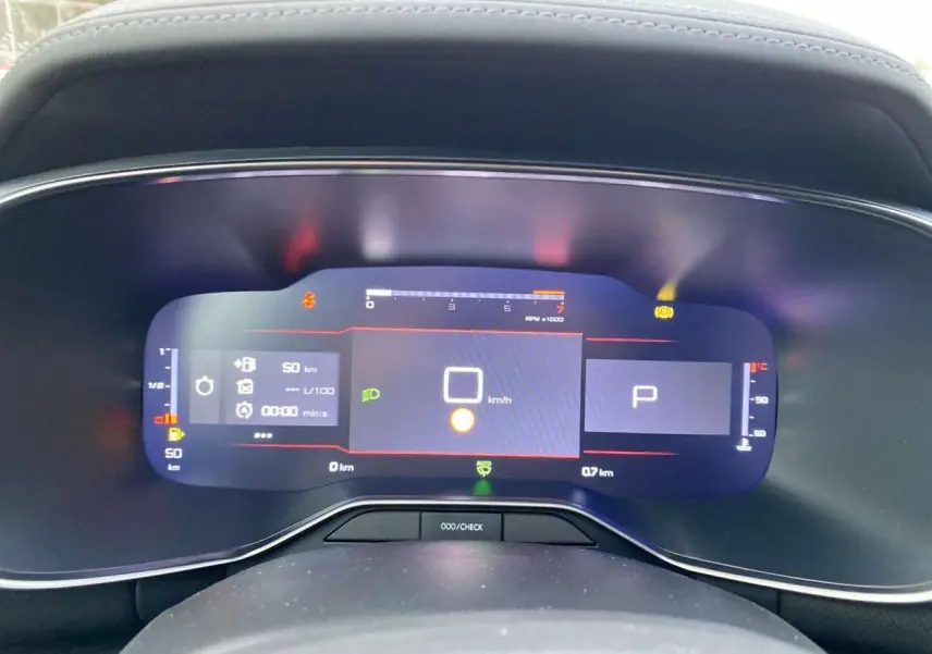 Vue rapprochée du combiné numérique 12,3" du Citroën C5 Aircross 2025, affichage digital clair et moderne.