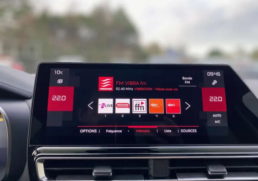 Écran tactile 10 pouces du système de navigation du Citroën C5 Aircross 2025 affichant la radio FM.
