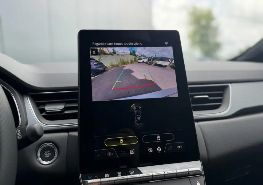 Vue intérieure centrée sur l’écran tactile affichant la caméra de recul du Renault Captur gris Rafale.