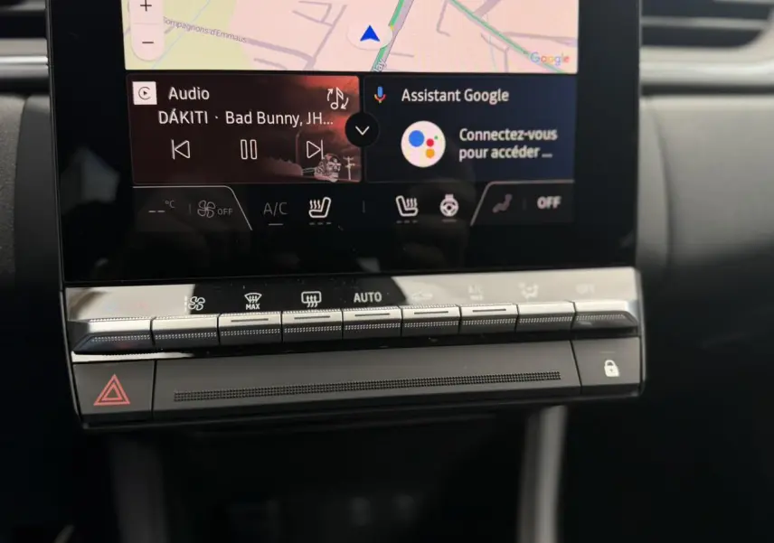 Détail de la console centrale du Renault Captur gris Rafale, avec écran tactile et commandes climatisation.