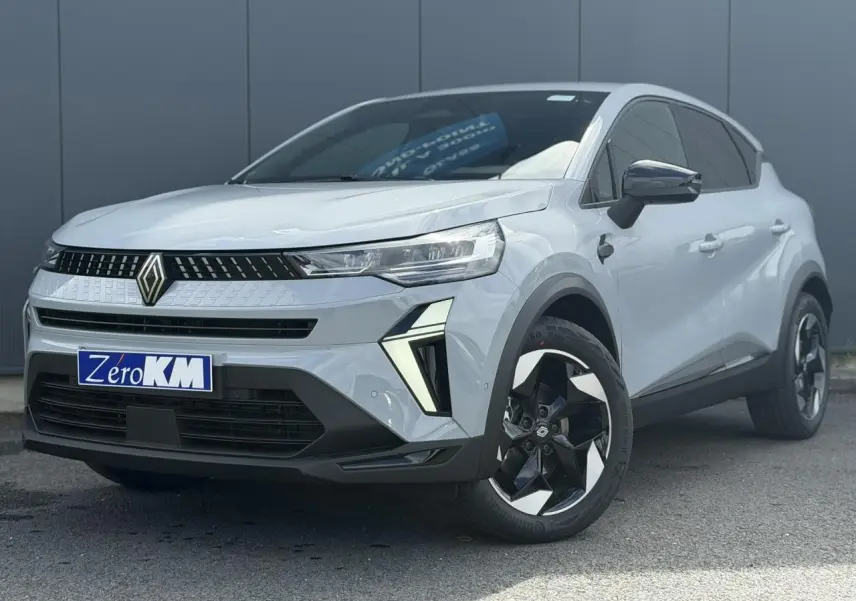 Renault Captur gris Rafale en 3/4 avant droit, avec jantes noires et détails lumineux distinctifs.
