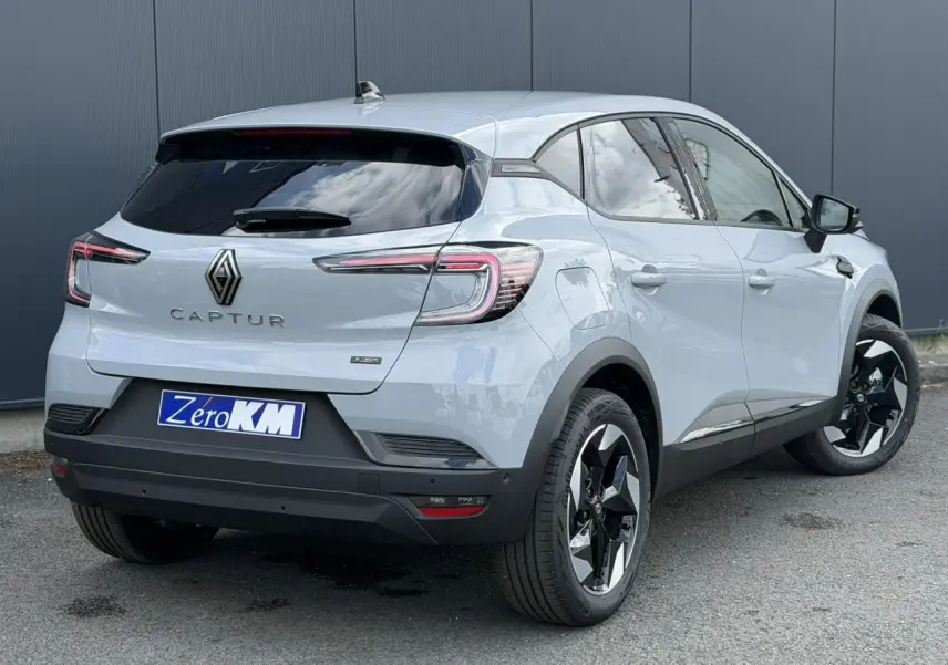 Vue 3/4 arrière droite du Renault Captur gris Rafale avec jantes noires et vitres surteintées.