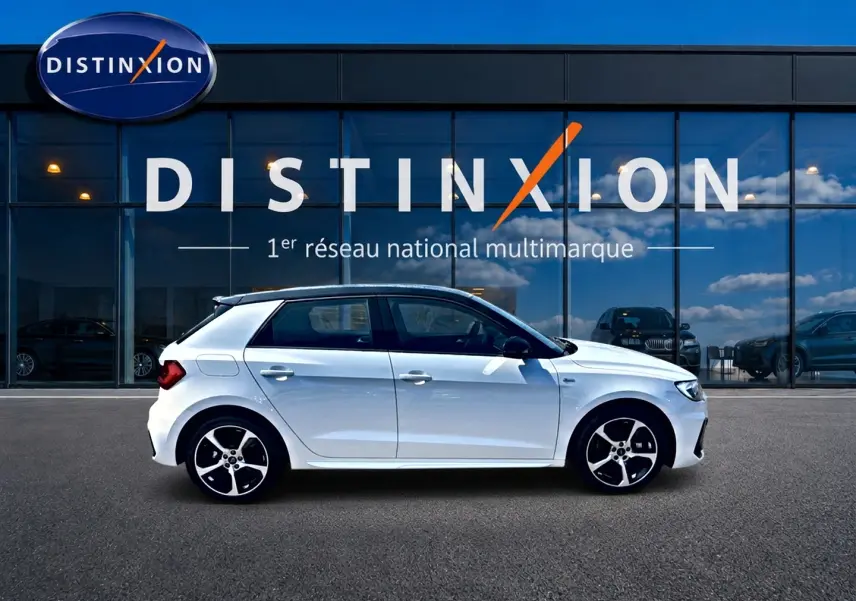 Audi A1 Sportback blanc toit noir vue de profil côté gauche avec jantes alliage et becquet arrière sportif.