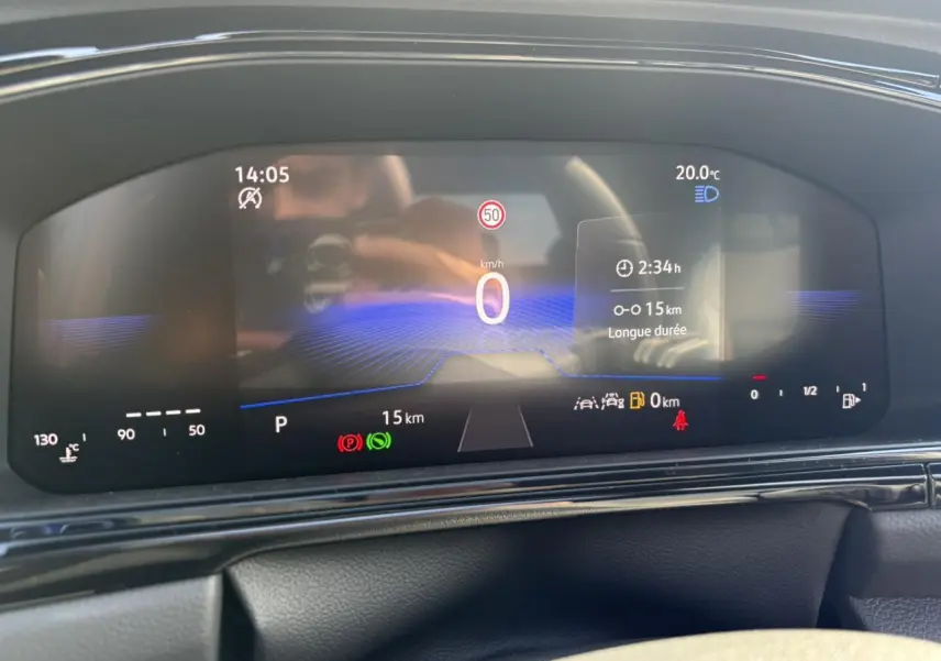 Affichage numérique du tableau de bord du Volkswagen T-Roc 2.0 TDI R-Line, avec indication vitesse zéro et alertes actives.