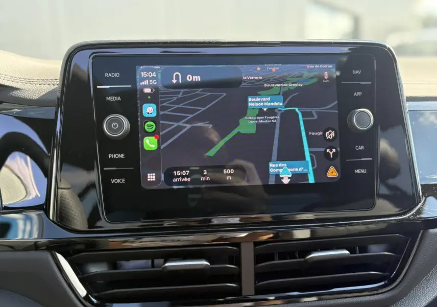 Écran tactile central du Volkswagen T-Roc 2025 affichant la navigation avec interface moderne et commandes tactiles.