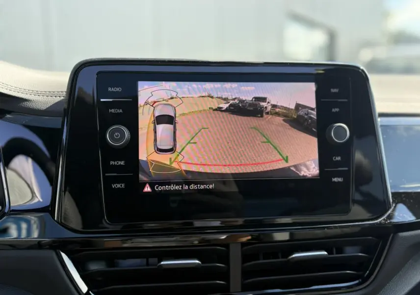 Écran tactile du système de recul affichant une vue arrière avec lignes de guidage sur Volkswagen T-Roc noir Grenadilla.