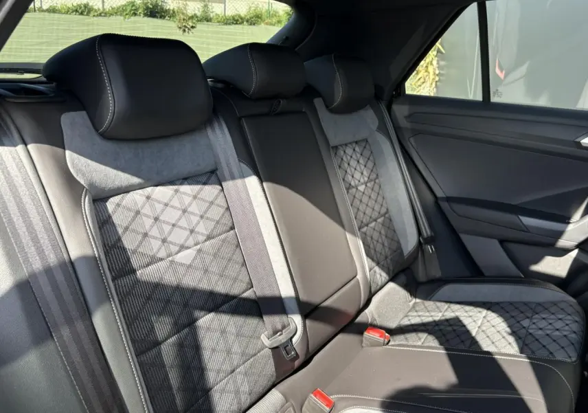 Vue latérale droite des sièges arrière en tissu et cuir du Volkswagen T-Roc 2.0 TDI 150 DSG7 R-Line noir Grenadilla.