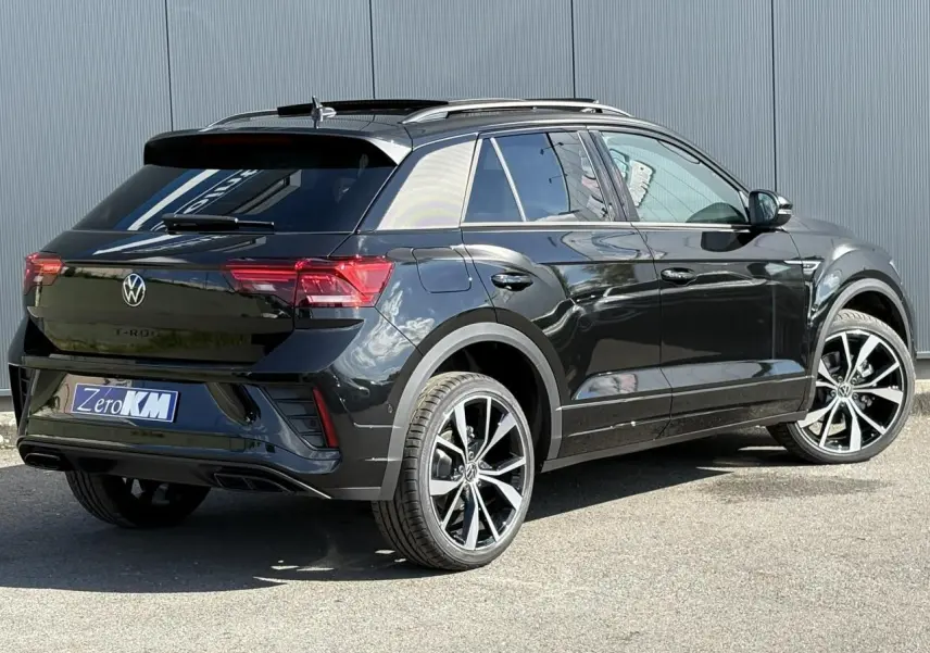 Volkswagen T-Roc noir Grenadilla vue 3/4 arrière droit avec jantes alliage 19 pouces et toit ouvrant.
