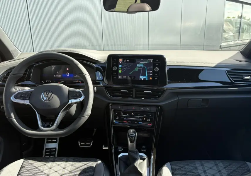 Vue intérieure avant du Volkswagen T-Roc 2.0 TDI R-Line 2025 avec tableau de bord numérique et écran central tactile.