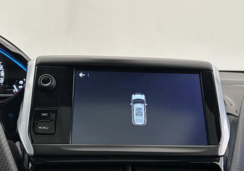 Écran tactile central du Peugeot 2008 Puretech 110 S&S Allure affichant la vue aérienne du véhicule.