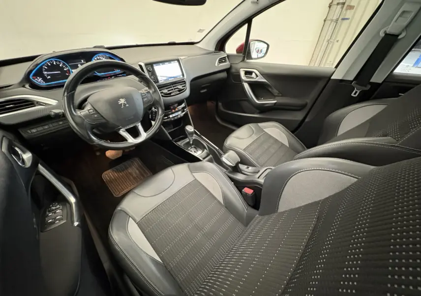 Intérieur du Peugeot 2008 Puretech 110 S&S EAT6 Allure 2019, vue côté conducteur, sièges noirs et tableau de bord moderne.