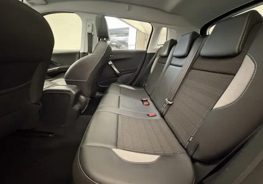 Vue intérieure côté droit sur la banquette arrière noire avec inserts gris du Peugeot 2008 Puretech 2019.