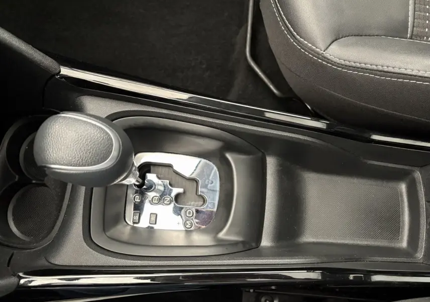 Vue rapprochée de la console centrale avec levier de boîte automatique sur Peugeot 2008 Puretech 110 S&S EAT6 Allure.