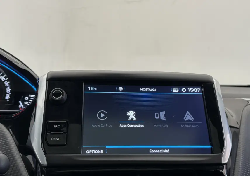 Écran tactile central du tableau de bord du Peugeot 2008 rouge, affichant les options Apple CarPlay et Android Auto.