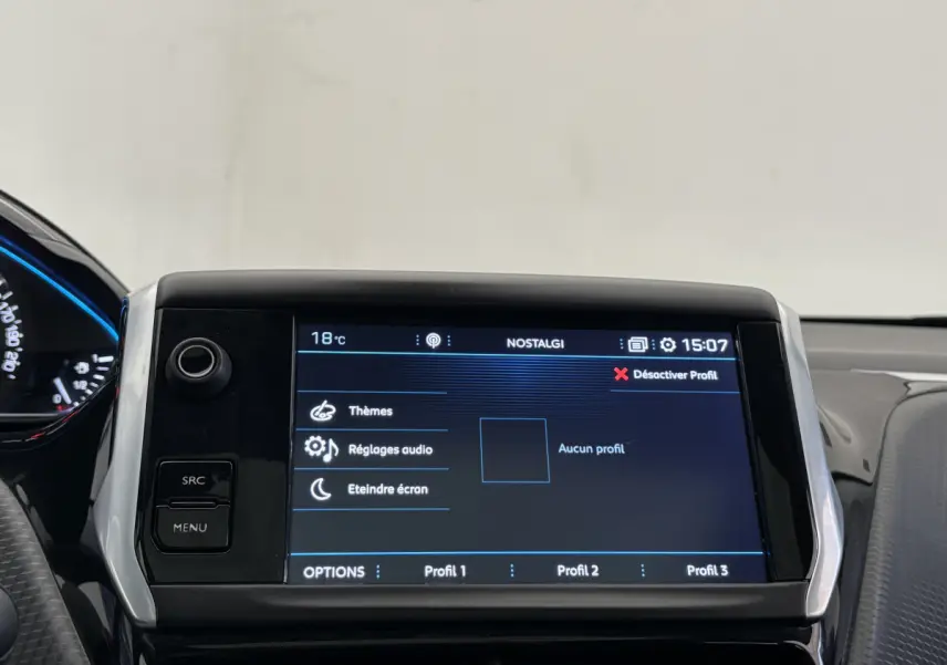 Écran tactile central de 7 pouces du tableau de bord du Peugeot 2008 Puretech 110 rouge, affichant le menu audio.