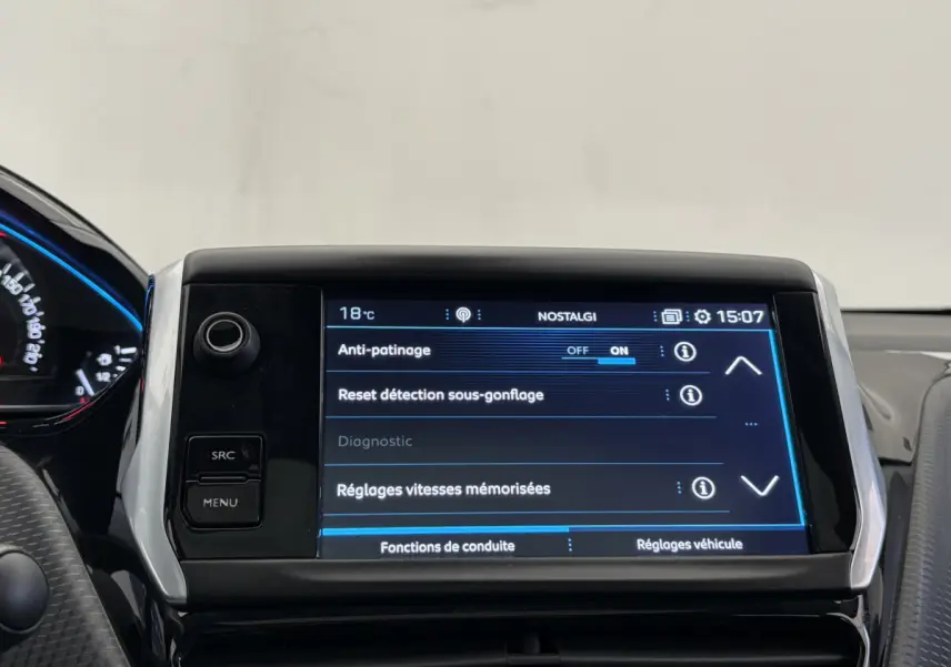 Écran tactile central affichant les réglages de conduite du Peugeot 2008 rouge, vue intérieure frontale.