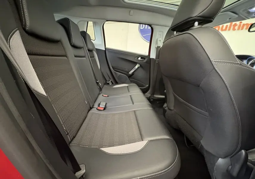 Vue intérieure côté droit montrant la banquette arrière noire et grise du Peugeot 2008 rouge de 2019.