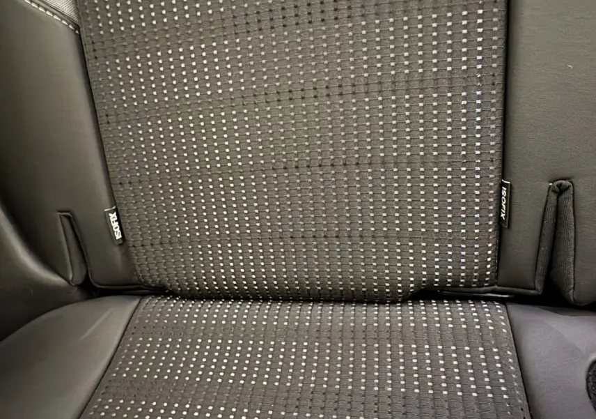 Gros plan sur la banquette arrière noire avec étiquette Isofix du Peugeot 2008 Puretech 2019.