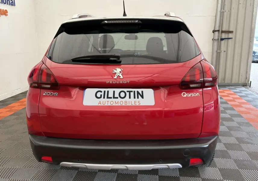 Vue arrière d'un Peugeot 2008 rouge 2019 avec feux LED et logo Qarson sur le hayon.