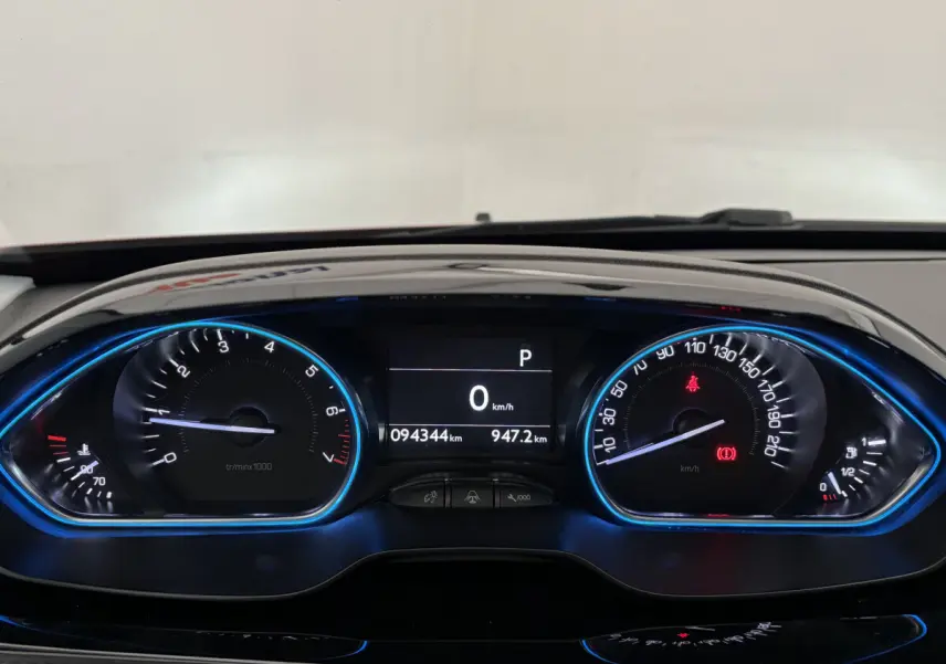 Tableau de bord numérique bleu de la Peugeot 2008 Puretech 110 S&S Allure, affichant 94 344 km et vitesse zéro.