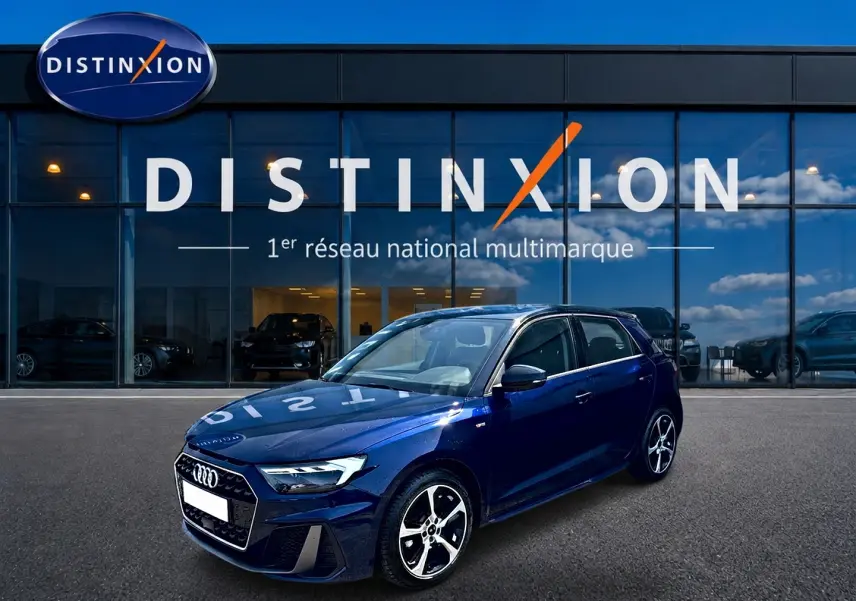 Audi A1 Sportback bleu foncé avec toit noir, vue 3/4 avant droit, jantes alliage et calandre S line visible.
