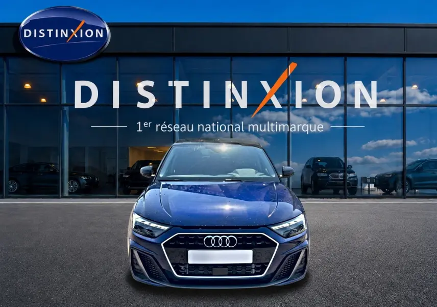 Audi A1 Sportback 30 TFSI bleu/noir vue de face, avec calandre hexagonale et phares LED marqués.