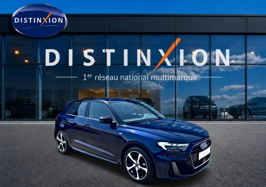 Audi A1 Sportback 30 TFSI S line bleu foncé vue 3/4 avant avec jantes alliage et toit noir brillant.