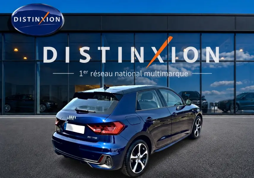 Audi A1 Sportback bleu foncé vue 3/4 arrière droit, avec jantes alu et becquet arrière sportif.