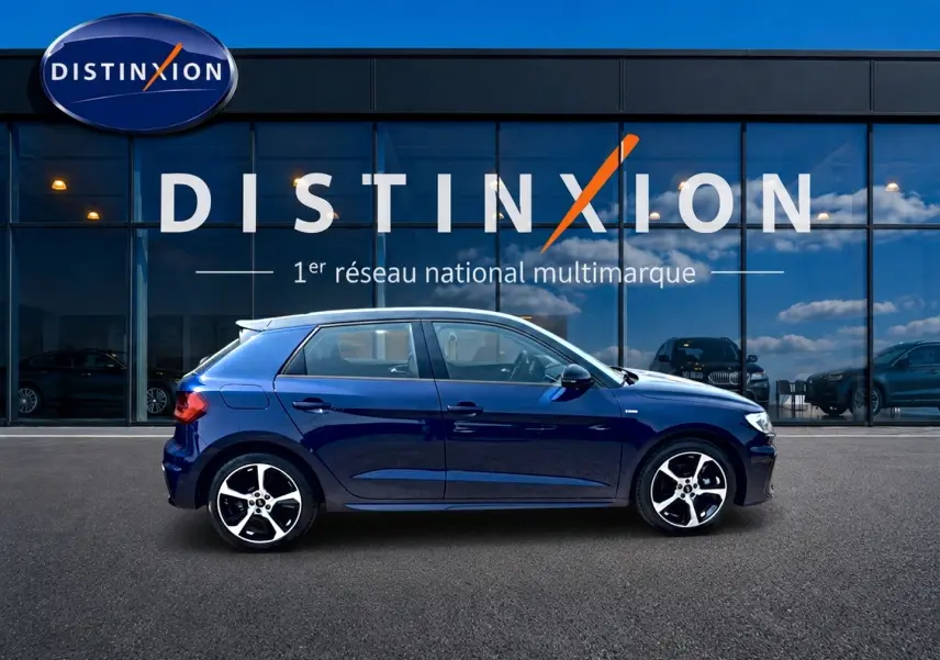 Audi A1 Sportback 30 TFSI 116 S line 2026 vue de profil côté gauche en bleu foncé avec jantes alu distinctives.
