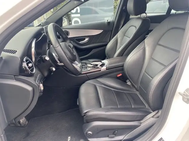 Intérieur noir de la Mercedes Classe C 250D 2018, vue côté conducteur montrant sièges cuir et tableau de bord moderne.