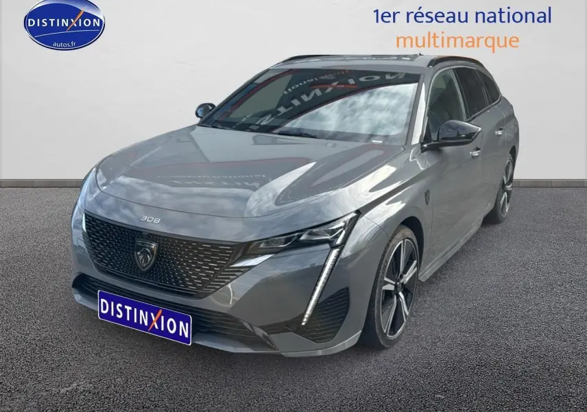 Peugeot 308 SW PHEV gris selenium vue 3/4 avant avec phares LED et jantes alliage distinctives.
