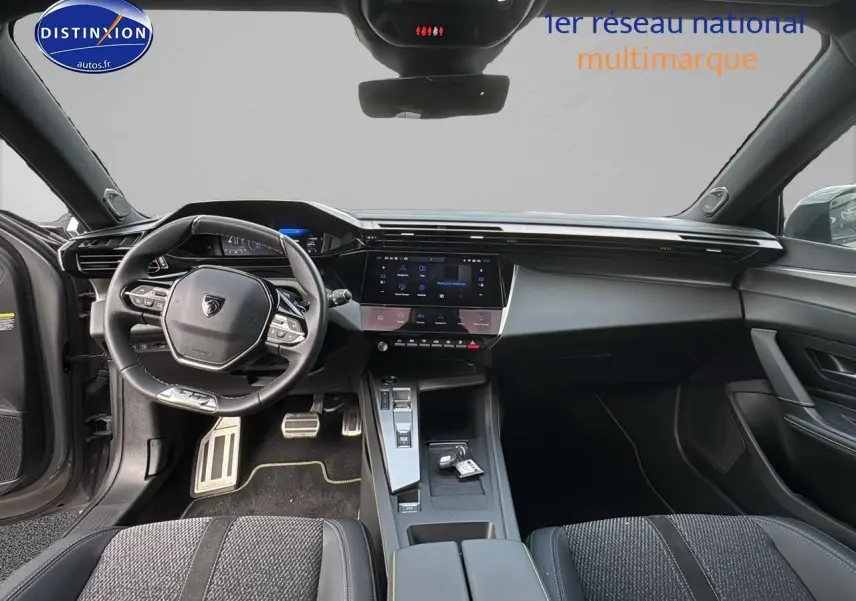 Intérieur moderne de la Peugeot 308 SW Phev 225 GT gris selenium, vue de face sur le tableau de bord et volant multifonction.