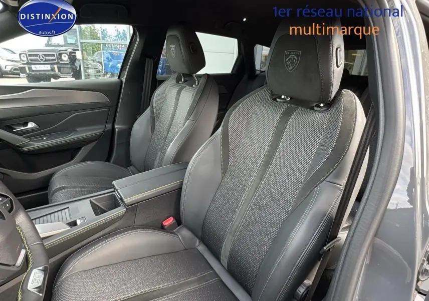 Vue intérieure côté droit sur les sièges avant en cuir et tissu gris du Peugeot 308 SW PHEV 225 GT 2024.