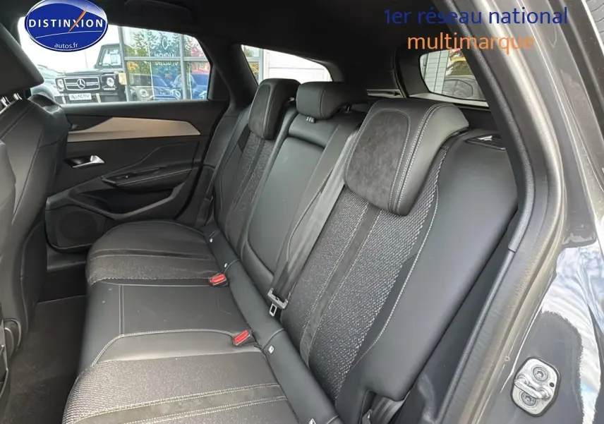 Vue intérieure côté droit montrant la banquette arrière en cuir et tissu gris d'une Peugeot 308 SW Phev 225 GT 2024.