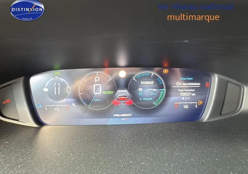 Tableau de bord numérique du Peugeot 308 SW PHEV 225 GT, affichage hybride et kilométrage à 10837 km.