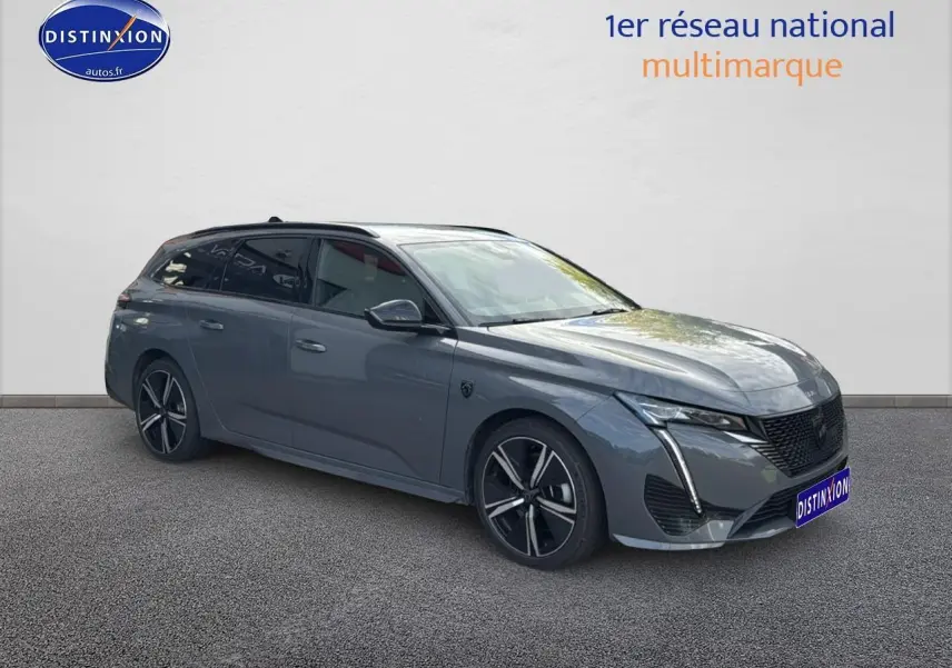 Peugeot 308 SW PHEV gris selenium vue 3/4 avant droit avec jantes alliage et vitres surteintées.