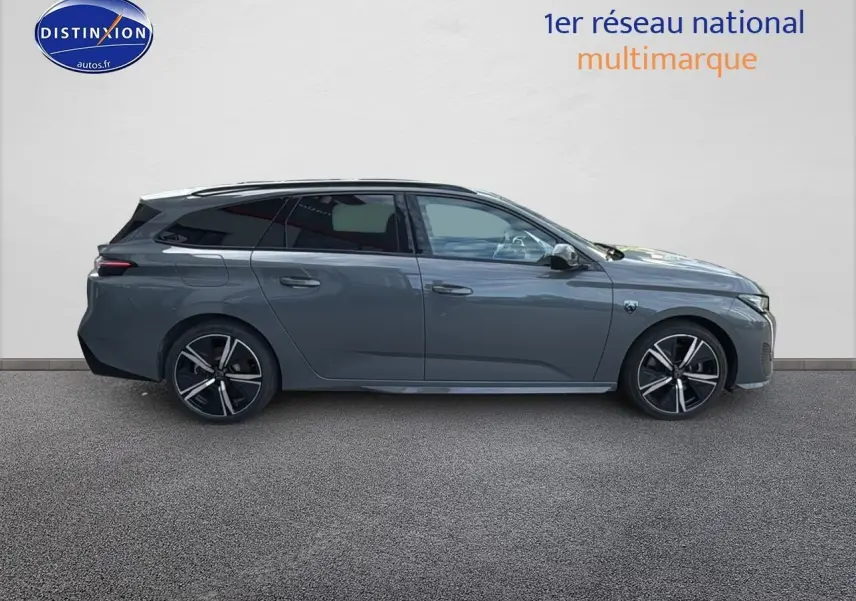 Profil droit d'une Peugeot 308 SW Phev 225 GT gris selenium avec jantes alliage noires et vitres surteintées.